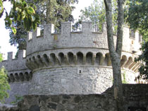 Una delle quattro torri che collegano il muro di cinta dell'Abbazia di San Nilo, fatto erigere dal cardinale della Rovere nel 1480 per difendere chiesa e monastero dai ripetuti saccheggi.