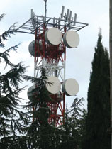 Un traliccio con antenne per le telecomunicazioni