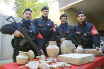 Iraq: Carabinieri MSU davanti a un importante reperto.