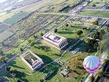 Una mongolfiera mentre sorvola Paestum