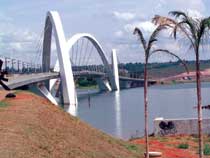 L'avveniristico Ponte JK a Brasilia.