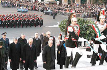 Il Presidente Carlo Azeglio Ciampi depone una corona sull'Altare della Patria in memoria delle vittime.