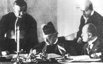 La storica firma del Trattato del Laterano tra il Cardinale Gasparri e Mussolini, avvenuta nel 1929 a Roma
