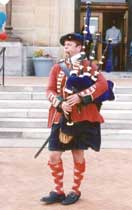Un bagpiper nella storica divisa che denuncia l'appartenenza ad uno dei primi reggimenti scozzesi formatisi nell'esercito inglese dopo la battaglia di Culloden