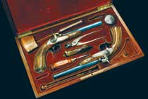 Coppia di pistole da duello fabbricate a Parigi dall'armaiolo Gastinne Renette tra il 1820 e il 1825 e conservate in un astuccio di mogano (collezione privata).