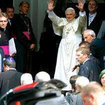 Un momento della visita del Papa ai rappresentanti della Comunità ebraica di Colonia, lo scorso 19 agosto. Nello stesso giorno Benedetto XVI incontrerà anche i leader delle Chiese protestanti, ed il 20 sarà la volta delle Comunità islamiche. 