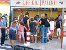 Il momento della consegna delle Patenti