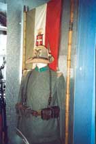 La divisa di un alpino italiano e la bandiera di Casa Savoia, entrambe risalenti alla Prima guerra mondiale