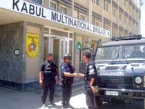 Carabinieri della Military Police davanti alla Kabul Multinational Brigade, ora sotto comando italiano