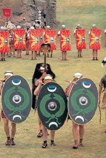 Auxilia in un'immagine di ricostruzione storica (in primo piano davanti a legionari). Nell'esercito romano erano stranieri che combattevano come fanteria leggera appiedata