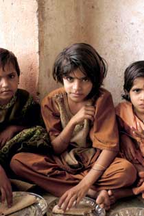 Sono le bambine, e poi le donne, in Paesi come l'India o nel continente africano, quelle che mangiano meno, e per ultime. E questo nonostante la gran mole di lavoro che sono costrette a svolgere
