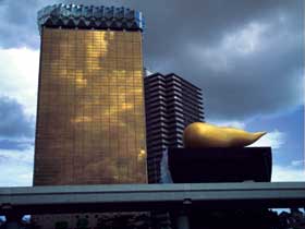 Un'immagine del nuovo volto di Tokyo. Tra grattacieli, sopraelevate e autostrade a più livelli, la città si presenta al visitatore con un aspetto surreale.