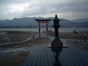 Il portale del suggestivo Santuario di Itsukushima