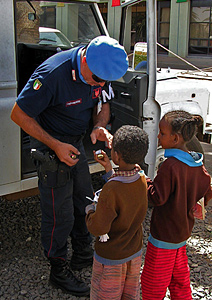 Un Appuntato della Polizia Militare e bambini eritrei
