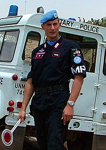 Un Maresciallo della Polizia Militare durante un posto di controllo 