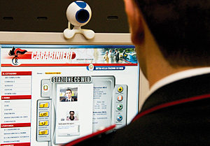 Un operatore di redazione risponde ad un utente collegato tramite il videocontatto presente sul sito www.carabinieri.it