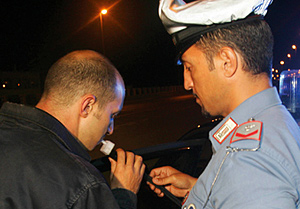 Carabiniere sottopone un ragazzo al test dell'etilometro