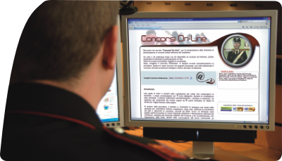Un operatore di redazione risponde ad un utente collegato tramite il videocontatto presente sul sito www.carabinieri.it