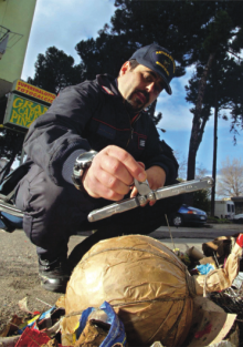 Un artificiere in azione