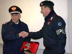 Il Generale SIAZZU saluta il Comandante del Reggimento IPU