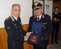 Il generale Siazzu consegna una targa ricordo al Comandante della Stazione Maresciallo Antonio Iodice