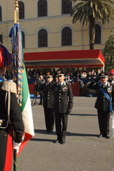 Il Generale Gianfrancesco Siazzu rende gli onori alla Bandiera di Guerra dell'Arma dei Carabinieri