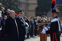 Un Allievo Carabiniere consegna una targa ricordo ad un congiunto del Carabiniere Medaglia d'Oro al Valor Militare alla Memoria Francesco Calì
