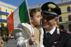 Maresciallo dei Carabinieri con bambina in braccio