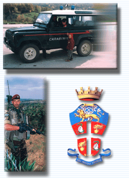 Image composée de deux photos : l'une d'un carabinier en voiture tout-terrain, l'autre d'un carabinier une arme à la main.