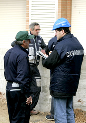 Carabinieri durante un controllo in un cantiere