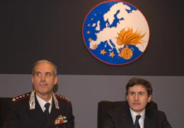 Il Ministro delle Politiche Agricole Gianni Alemanno e il colonnello Muggeo