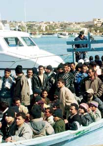 Un gruppo di extracomunitari approda in territorio italiano