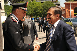 Il Comandante Generale Gianfrancesco Siazzu saluta il Ministro della Difesa Onorevole Avvocato Ignazio La Russa