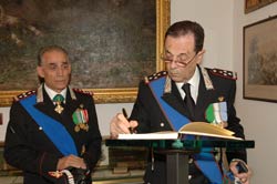 Il generale Gottardo firma il registro d'onore