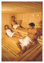 Un momento della sauna, da fare sempre con la massima tranquillità. Durante la sauna finlandese, è assolutamente sconsigliato bere alcolici. Opportuna, invece, una tisana a base di tiglio.