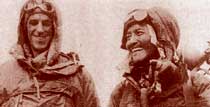L'alpinista britannico Edmund Hillary con lo Sherpa Tenzing Norgay nel 1953, ai tempi della loro conquista dell'Everest