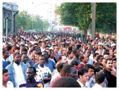 Un gruppo di immigrati in fila per risolvere una delle tante prassi burocratiche a cui vengono chiamati