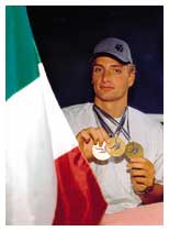 Massimiliano Rosolino con le medaglie conquistate a Sidney.