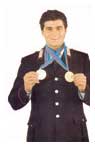Alberto Tomba con le due medaglie d'oro delle Olimpiadi del 1988.