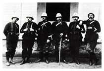 Un gruppo di sottufficiali dell'Arma fotografato a Rodi durante la campagna italo-turca del 1911-12.