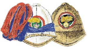 Casco da ufficiale nelle due versioni per grande uniforme (bianco) con pennacchio e fregio metallico della granata (quella del cappietto da cappello) e per tenuta di servizio di colore 'bronzo chiaro'.