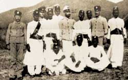 Tenente dei Carabinieri del Presidio d'Africa; un carabiniere e sulla destra un appuntato, entrambi nella tenuta coloniale. Gli altri militari sono zaptié eritrei.