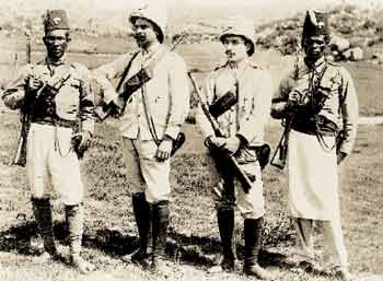Forte Baratieri (Eritrea): un vicebrigadiere e un carabiniere fotografati insieme con due zaptié.