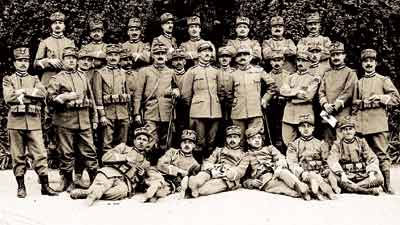 Fotografia di gruppo realizzata ai primi giorni dell'adozione del grigio-verde da parte dei Carabinieri, cioè alla seconda metà del luglio 1915.