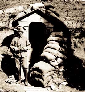Un carabiniere in servizio di sentinella alle pendici del Podgora alla vigila della cruenta battaglia del 18-19 luglio 1915.