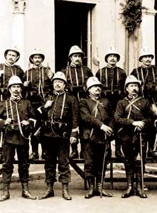 Un gruppo di sottufficiali e carabinieri del primo contingente dell'Arma inviato in Libia nell'ottobre 1911.