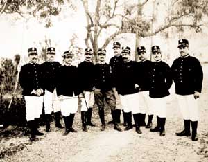 Ufficiale e sottufficiali addetti all'organizzazione del contingente dell'Arma in Libia nel 1912.