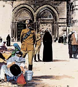 Carabiniere del Contingente inviato in Palestina fra il 1917 e il 1923, scena ambientata davanti all'edificio del Santo Sepolcro, in Gerusalemme.