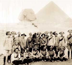 Carabinieri e bersaglieri del Contingente italiano della Palestina in visita alle piramidi egiziane nel 1917.