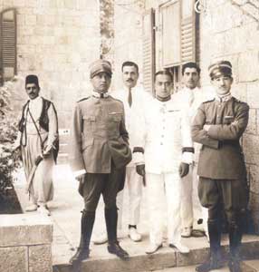 Due ufficiali dell'Arma davanti al Consolato italiano di Gerusalemme: sull'uniforme grigio-verde indossano gli alamari a felce.